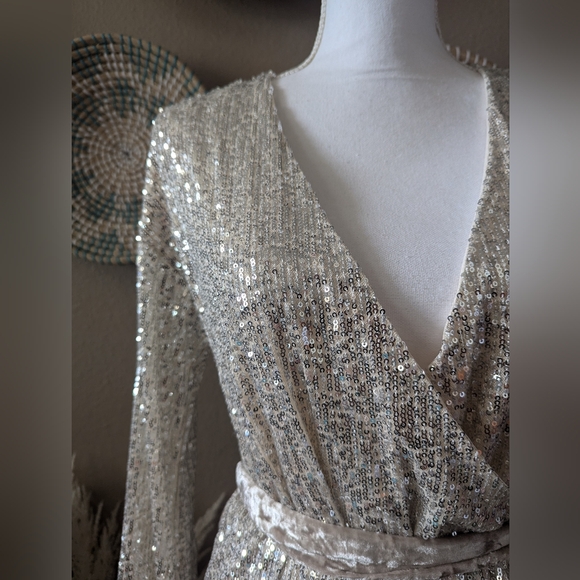 Gimmicks by BKE Sequin Wrap Mini Dress Champagne Ivory XS | Holiday Party Look - Picture 4 of 14